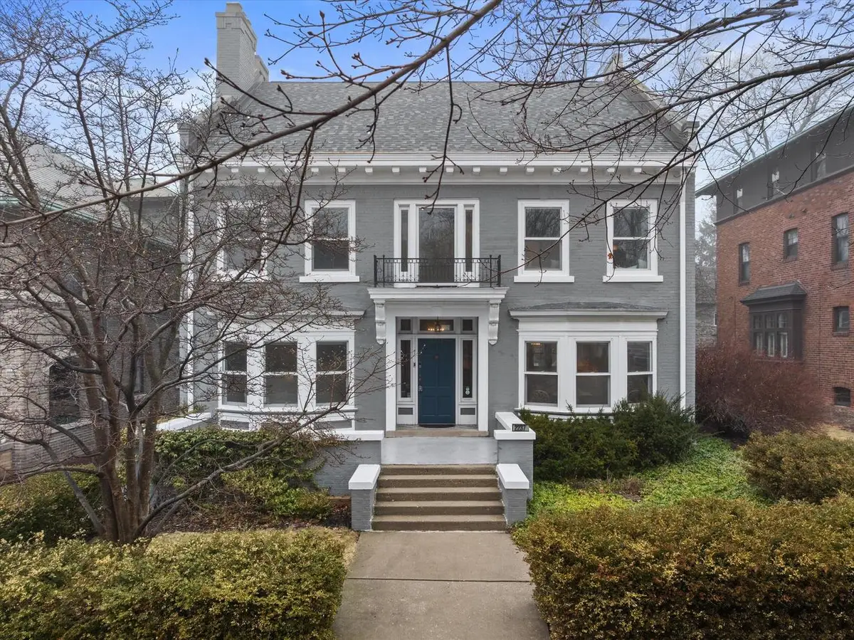 2237 N Lake DRIVE, Milwaukee, WI 53202 - #1