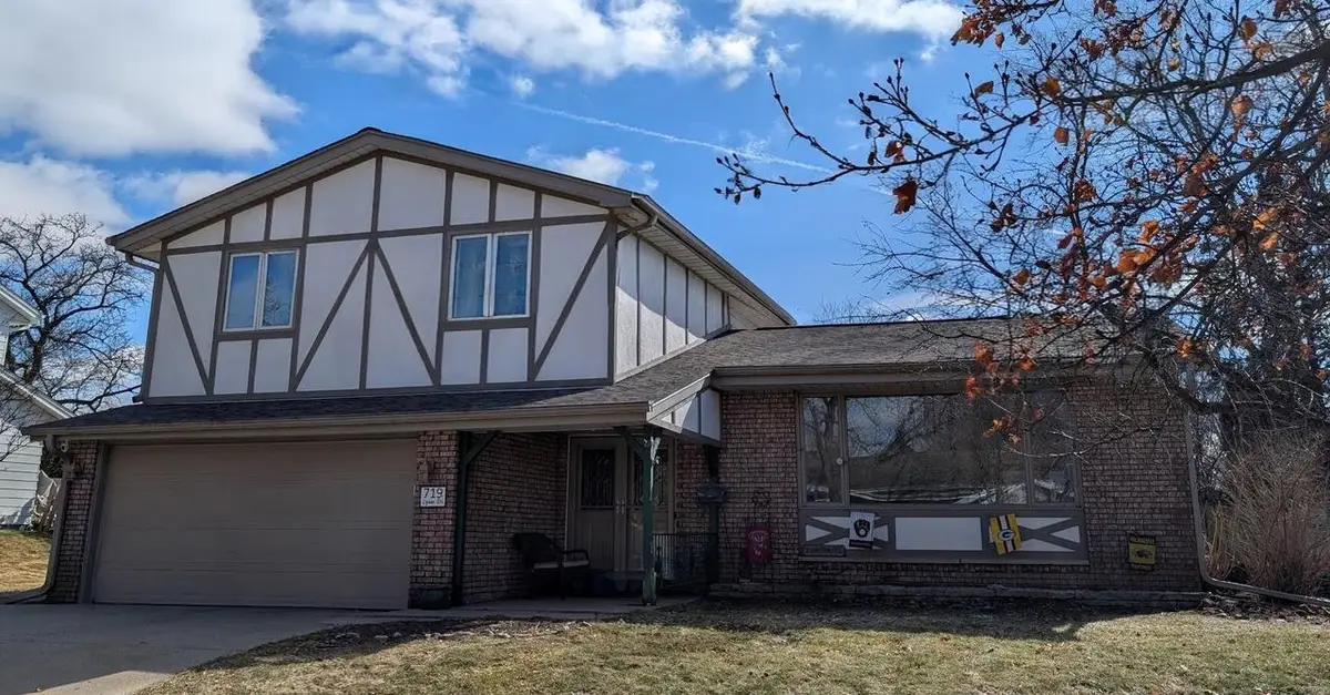 719 Lynne DRIVE, Waukesha, WI 53186 - #1