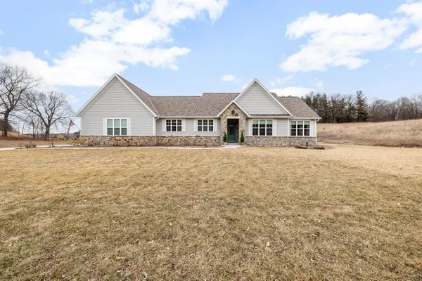 1990 Paradise DRIVE, West Bend, WI 53095