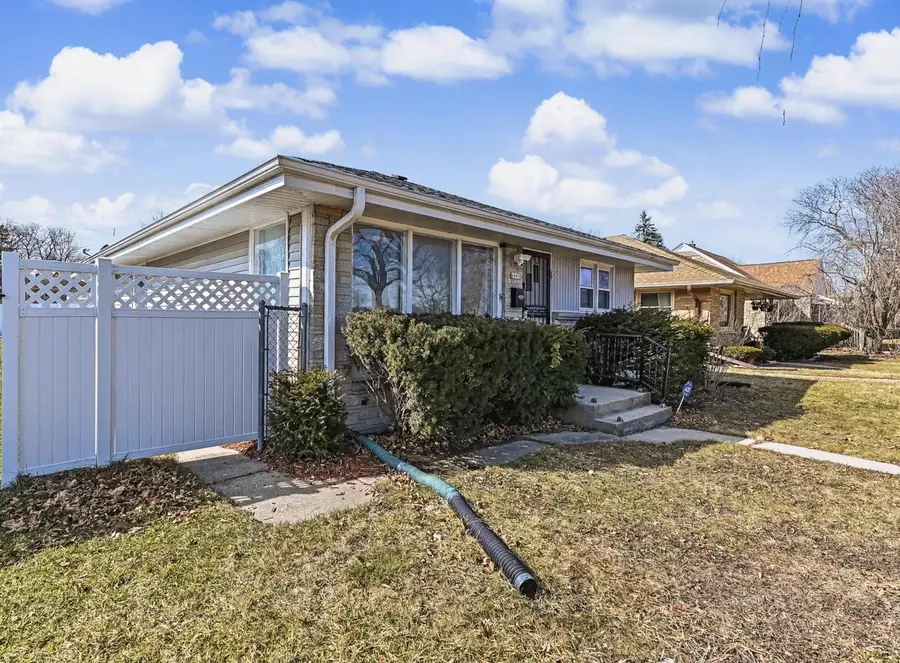 6045 W Lincoln Creek DRIVE, Milwaukee, WI 53218 - #3