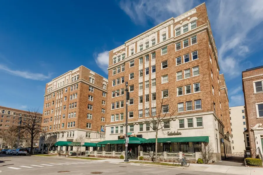 1028 E Juneau AVENUE #220, Milwaukee, WI 53202 - #2