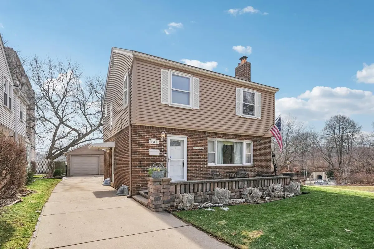 1601 E Menlo BOULEVARD, Shorewood, WI 53211 - #1