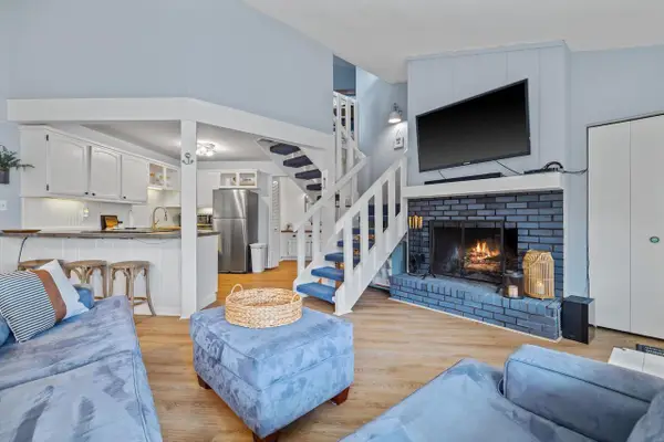 601 Knollwood CIRCLE #F, Fontana, WI 53125