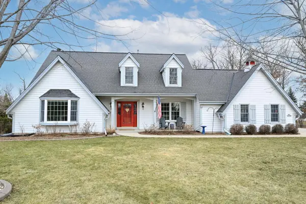 N51W16948 Fair Oak PARKWAY, Menomonee Falls, WI 53051