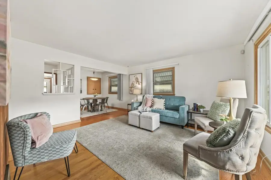 8112 W Daphne STREET, Milwaukee, WI 53223 - #2