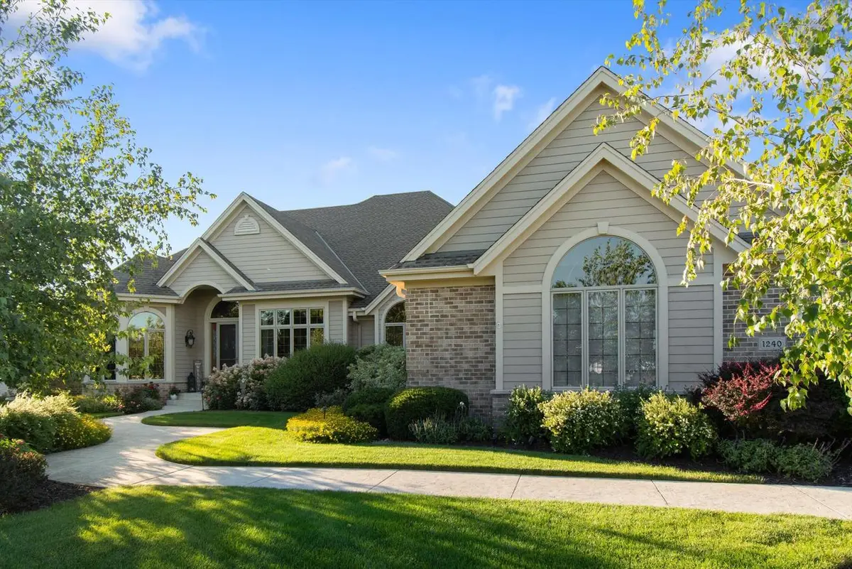 1240 Mary Hill CIRCLE, Hartland, WI 53029 - #1