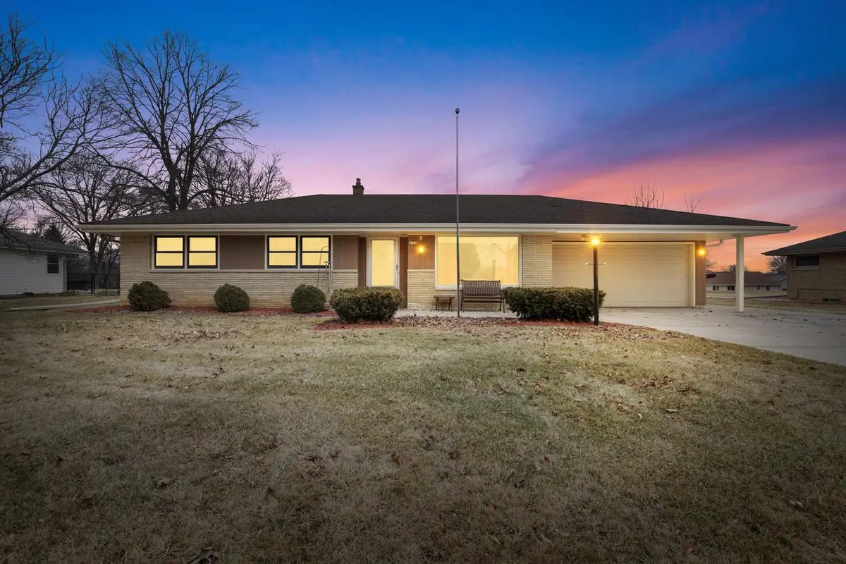 W144N4952 Stone DRIVE, Menomonee Falls, WI 53051 - #1