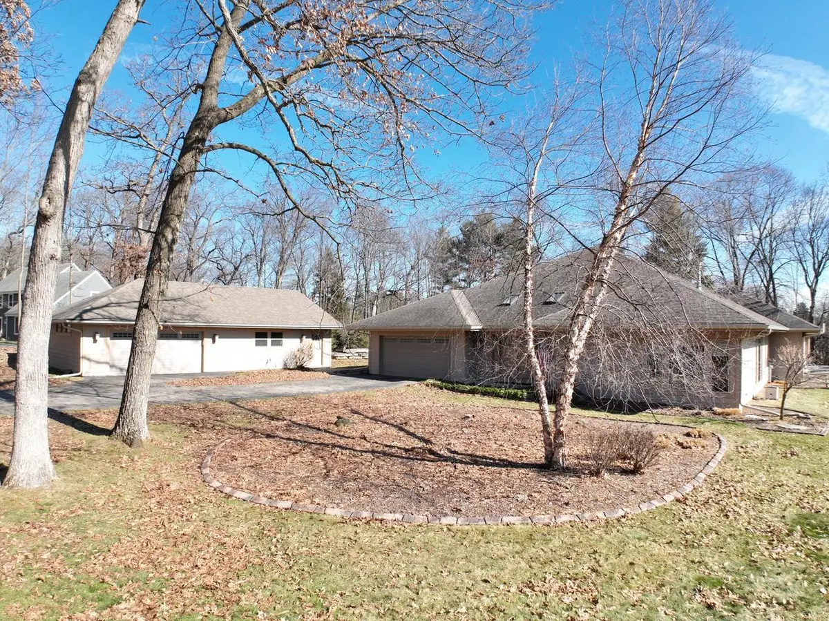 W307N6992 Club CIRCLE E, Hartland, WI 53029 - #1