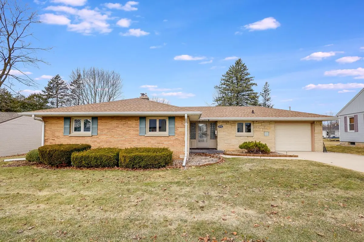 3702 Schroeder DRIVE, Manitowoc, WI 54220 - #1