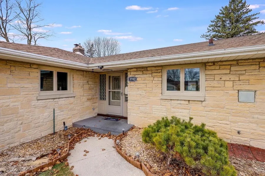 3702 Schroeder DRIVE, Manitowoc, WI 54220 - #3