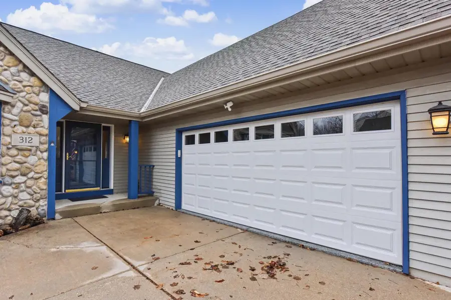 312 Manchester DRIVE, Waukesha, WI 53188 - #2