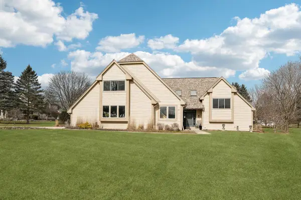 221 Crystal DRIVE, Hartland, WI 53029