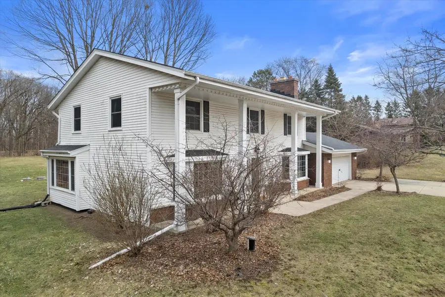 8710 W Hawthorne LANE, Franklin, WI 53132 - #3