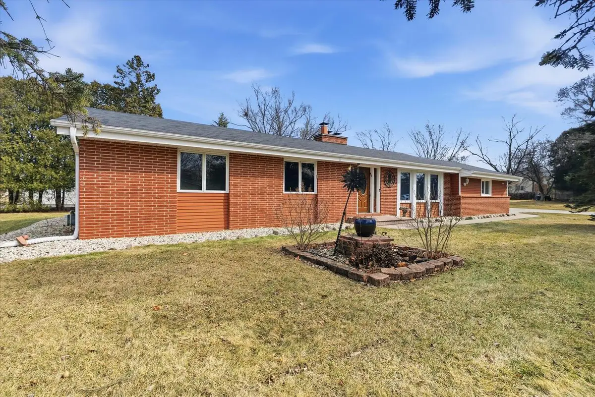 12652 N River Forest CIRCLE, Mequon, WI 53092 - #1