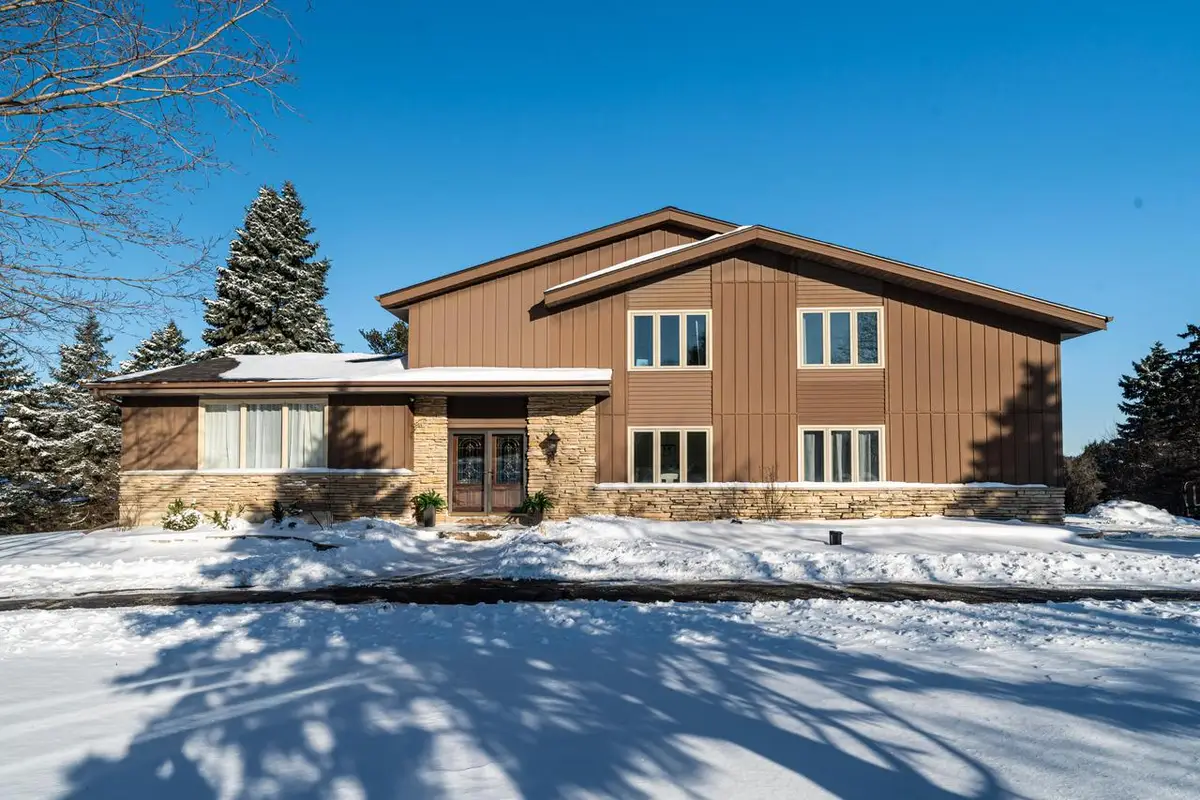 W233S6945 Millbrook CIRCLE W, Vernon, WI 53103 - #1