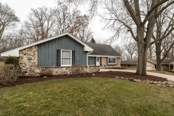 1205 Ayrshire LANE, Waukesha, WI 53186