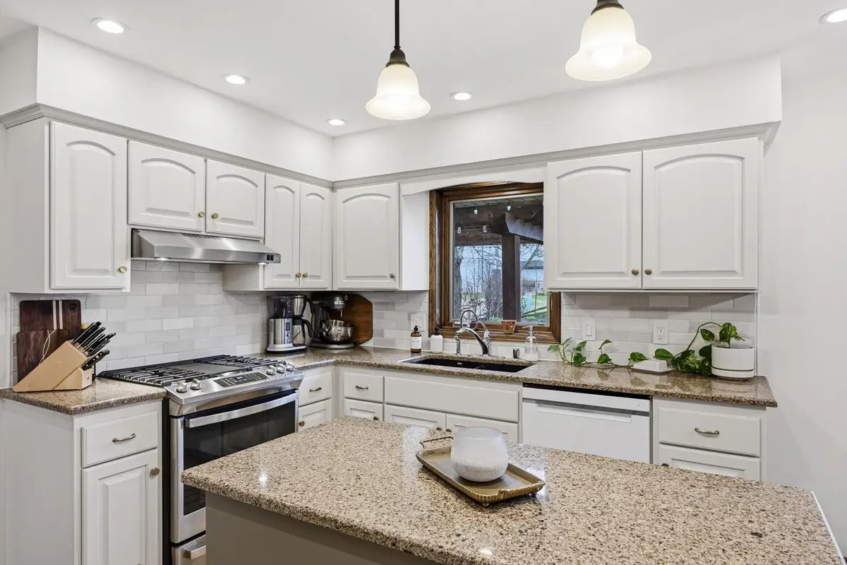 4390 S Longview DRIVE, New Berlin, WI 53151 - #1