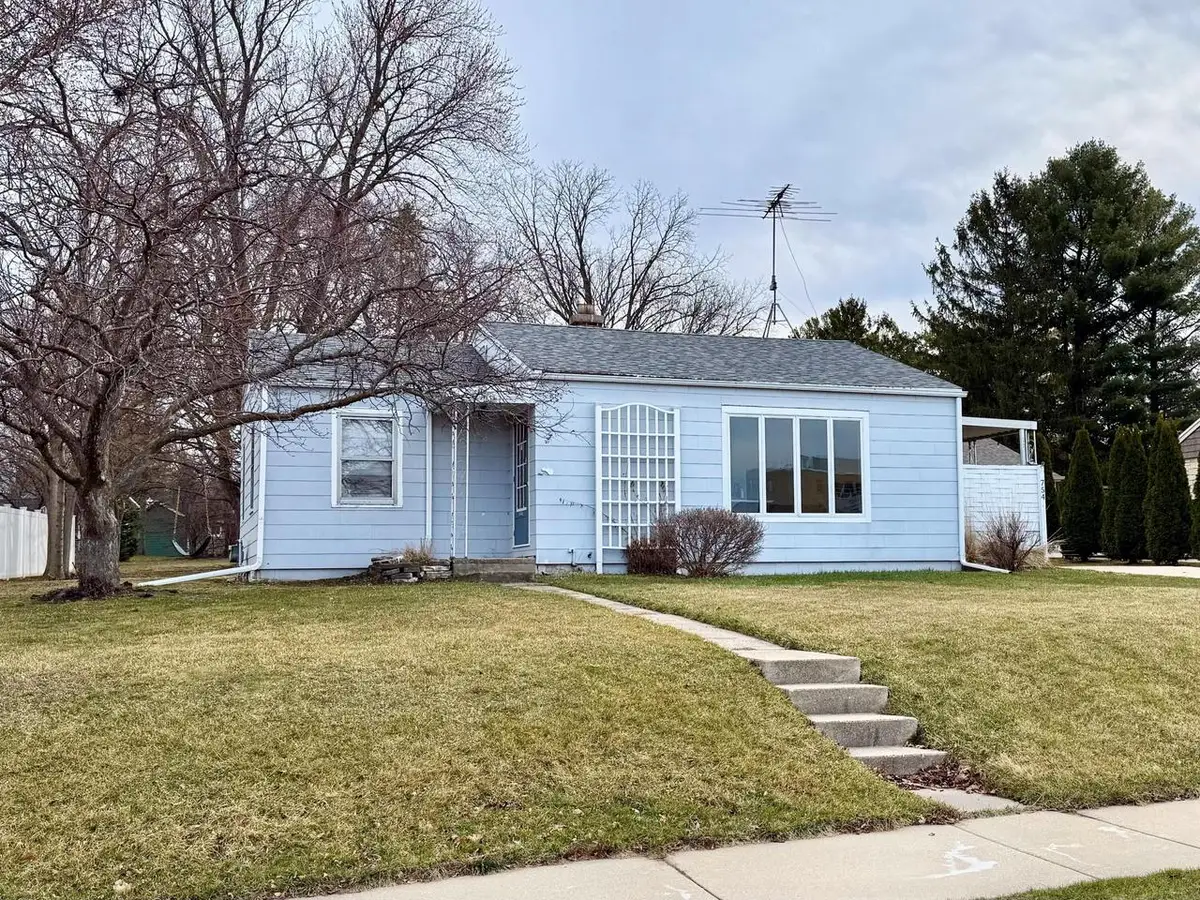 754 Summit AVENUE, Oconomowoc, WI 53066 - #1