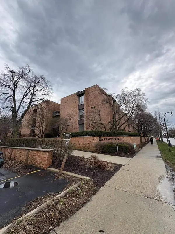 3916 N Oakland AVENUE #224, Shorewood, WI 53211