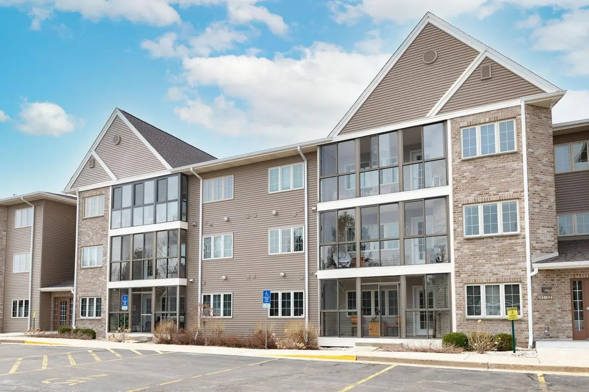 207 Oconomowoc PARKWAY, Oconomowoc, WI 53066 - #1