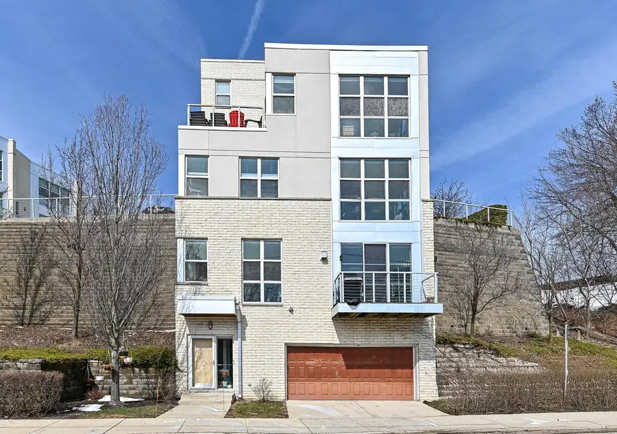 2175 N Riverboat ROAD, Milwaukee, WI 53212 - #2