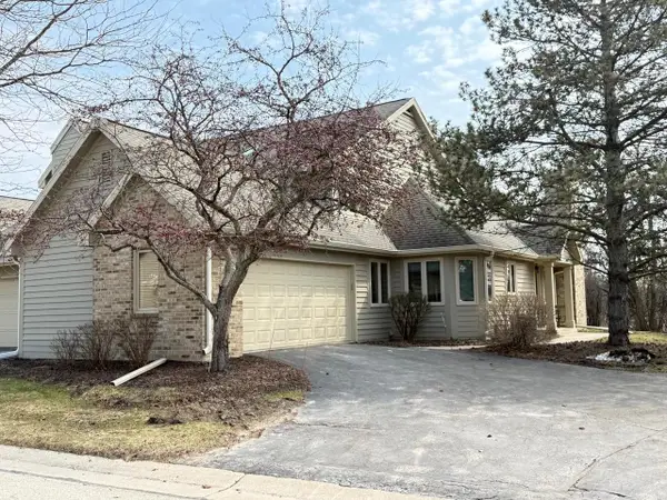 N21W24093 Dorchester DRIVE #16D, Pewaukee, WI 53072