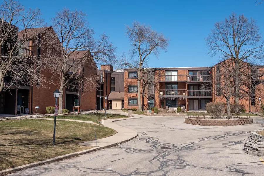 5200 S Tuckaway BOULEVARD #270D, Greenfield, WI 53221 - #2