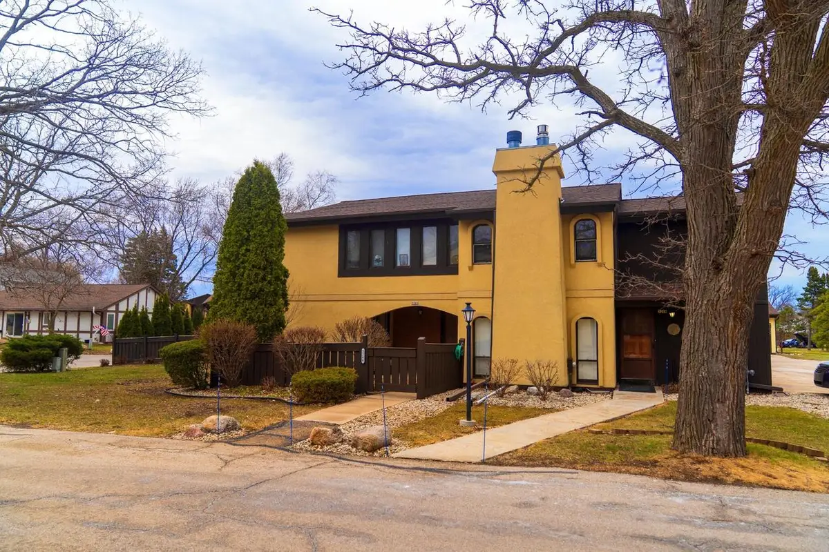 5266 S Somerset LANE, Greenfield, WI 53221 - #1