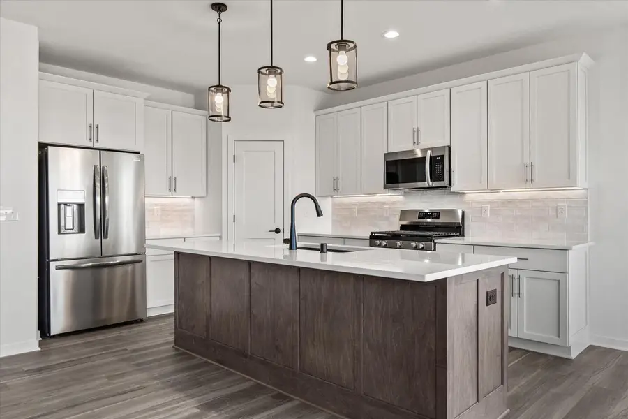 W251N2399 Valleyview CIRCLE, Pewaukee, WI 53072 - #2