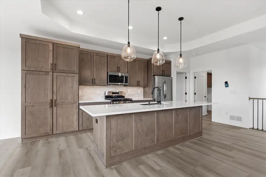 W251N2413 Valleyview CIRCLE, Pewaukee, WI 53072 - #2