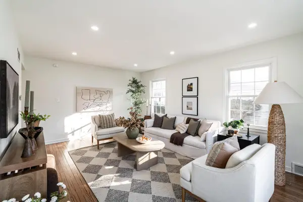 860 W La Salle AVENUE, Glendale, WI 53209