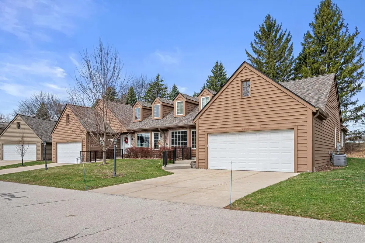 3827 S Oakbrook DRIVE, Greenfield, WI 53228 - #1