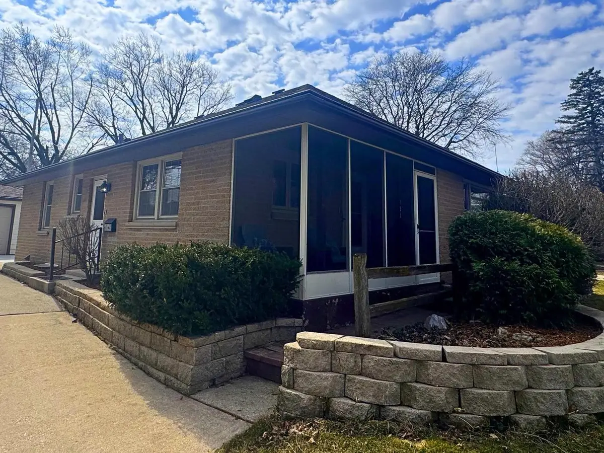 733 N Glenn DRIVE, Waukesha, WI 53188 - #1