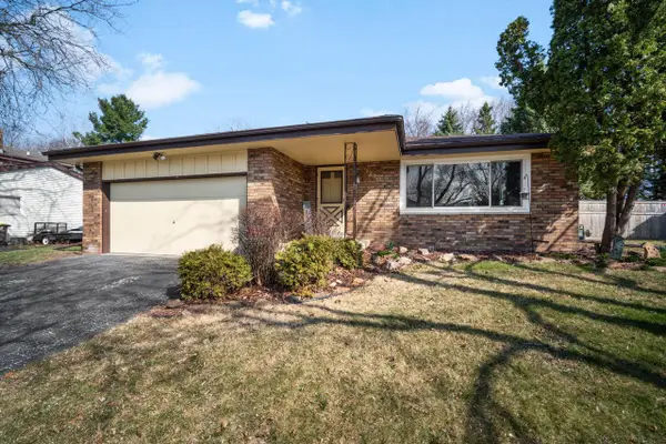 1230 Fox Point DRIVE, Waukesha, WI 53189