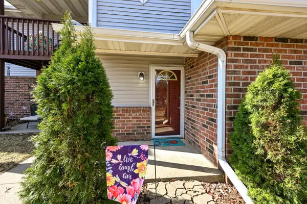 200 W Aspen COURT #8, Oak Creek, WI 53154