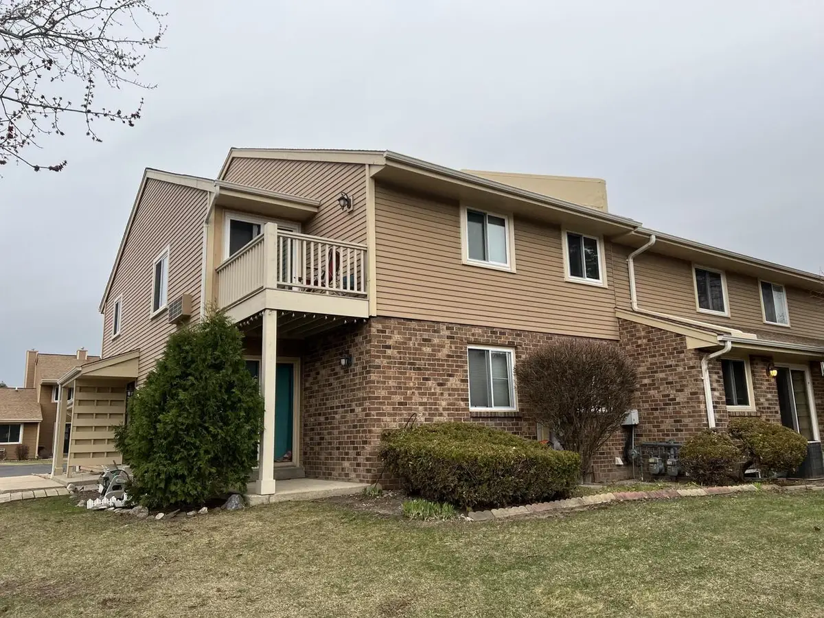 4615 S Woodland DRIVE, Greenfield, WI 53220 - #1