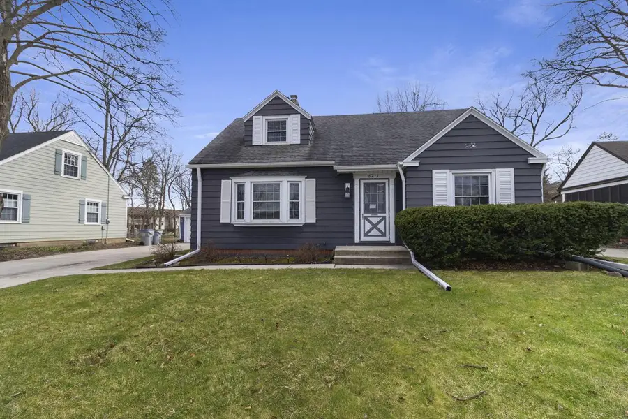 6711 W Howard AVENUE, Milwaukee, WI 53220 - #2