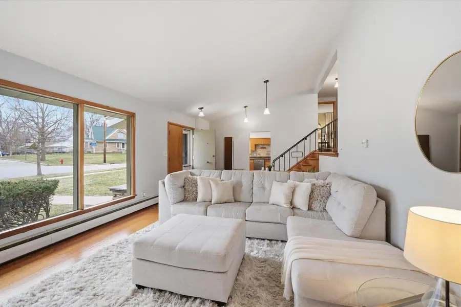 9837 W Sarasota PLACE, Milwaukee, WI 53222 - #3