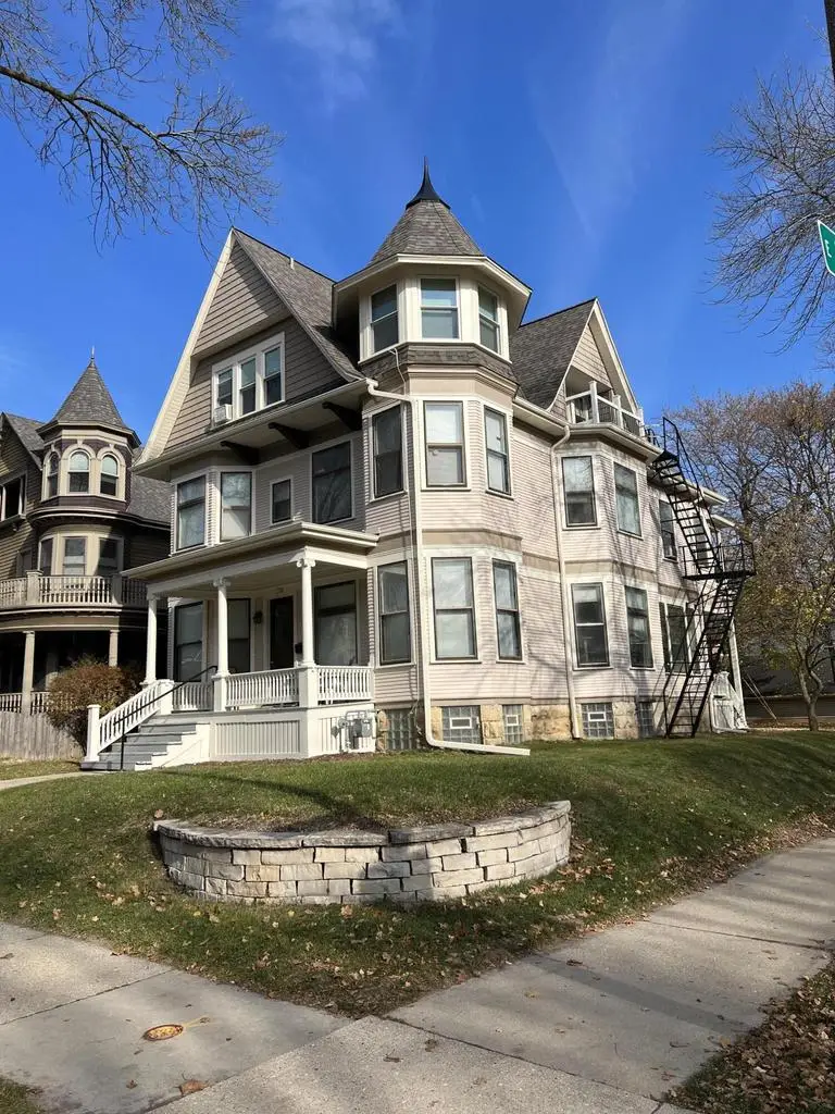 2704 N Hackett AVENUE, Milwaukee, WI 53211 - #1