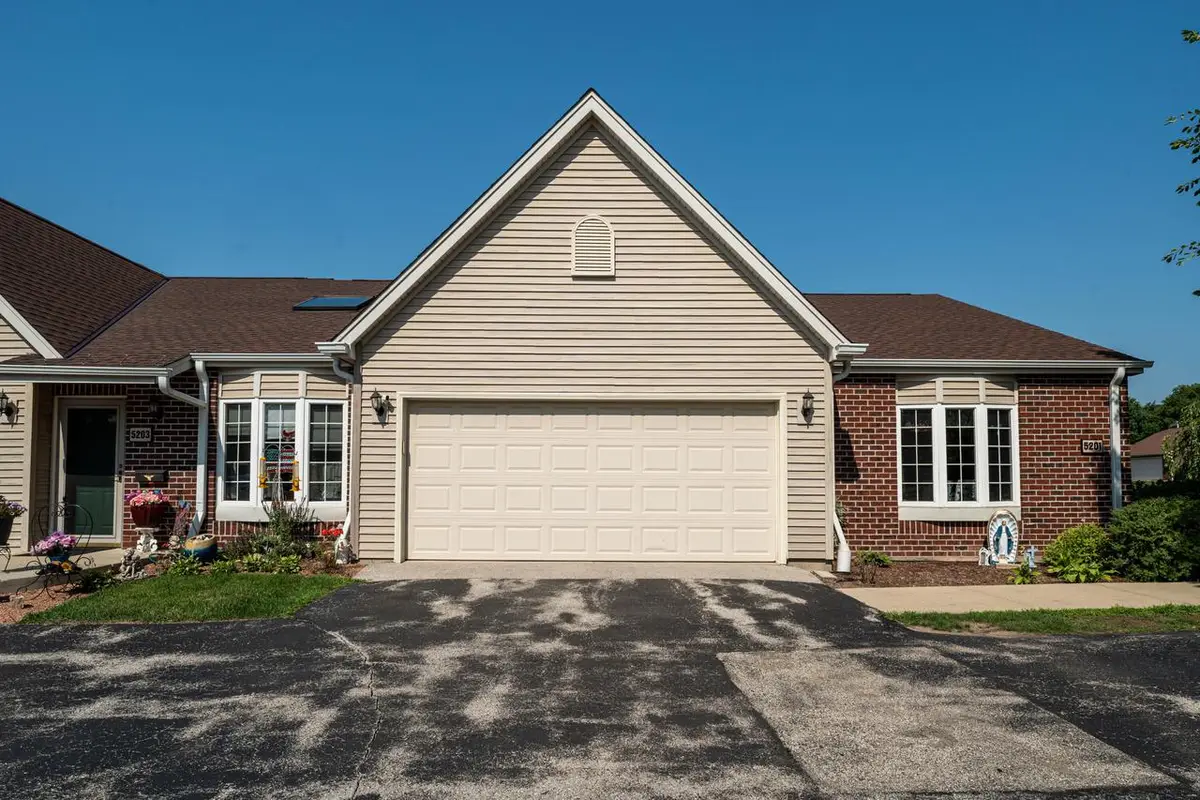 5201 S Tuckaway BOULEVARD, Greenfield, WI 53221 - #1