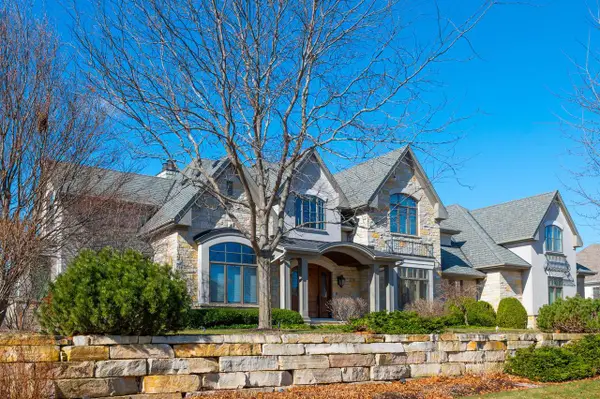 1264 Mary Hill CIRCLE, Hartland, WI 53029