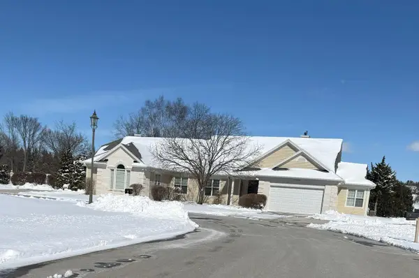 W233N3088 Oakmont COURT #B, Pewaukee, WI 53072