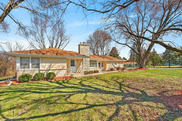 19030 Brookdale DRIVE, Brookfield, WI 53045