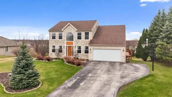 W134N6585 Lilly Creek DRIVE, Menomonee Falls, WI 53051