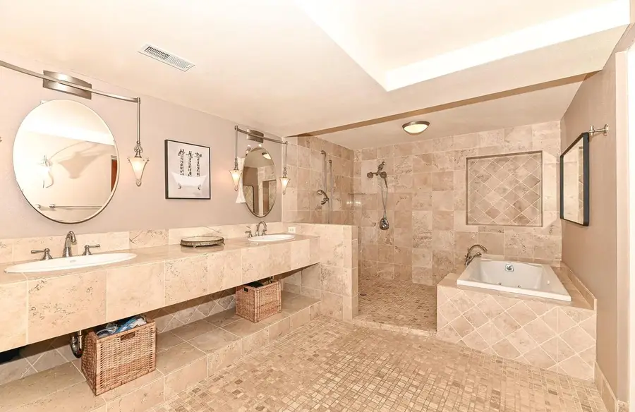 1904 N Farwell AVENUE #N, Milwaukee, WI 53202 - #2