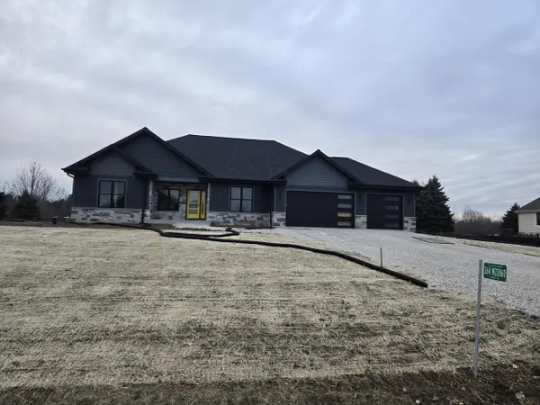 S64W22860 Garrett DRIVE, Waukesha, WI 53189