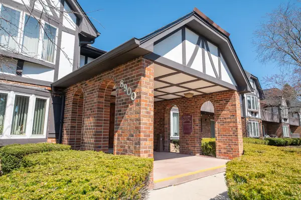 8900 N Park Plaza COURT #211, Brown Deer, WI 53223