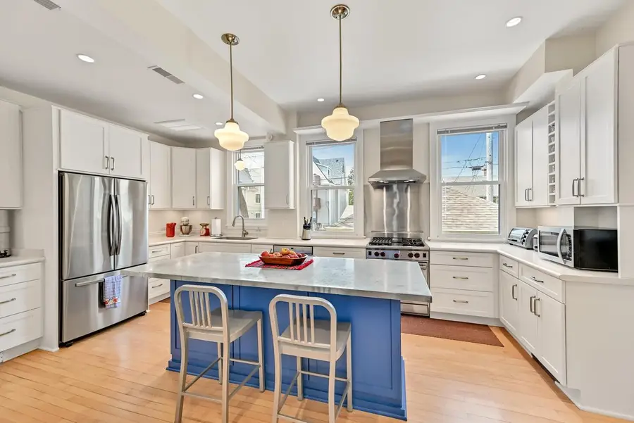 2735 N Farwell AVENUE, Milwaukee, WI 53211 - #3