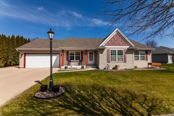 1189 Mockingbird DRIVE, Oconomowoc, WI 53066