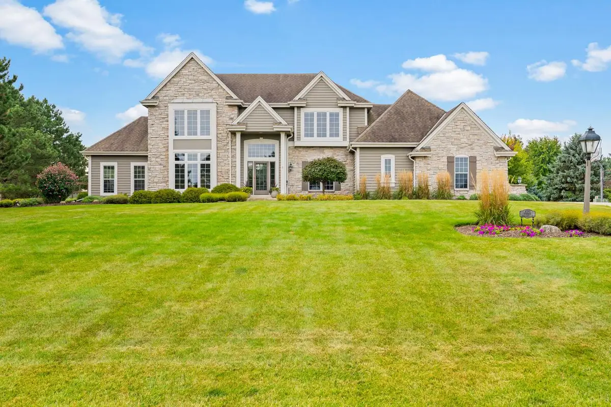 W291N3363 Summerhill ROAD, Pewaukee, WI 53072 - #1